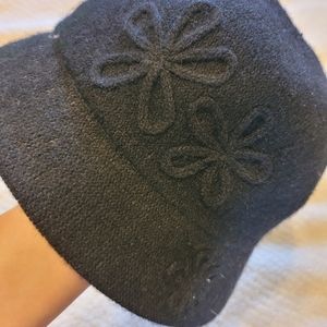 Wool bucket hat with flowers
